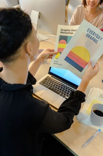 Le design thinking est une démarche d’innovation centrée sur l’humain, qui s’appuie sur les outils du designer pour conjuguer les besoins des personnes, les possibilités offertes par la technologie et les exigences de réussite de l’entreprise. Au cœur du design thinking se trouve une approche centrée sur l’humain. Elle incite les organisations à se concentrer sur les personnes pour lesquelles elles conçoivent, ce qui permet d’obtenir de meilleurs produits, services et processus internes.
